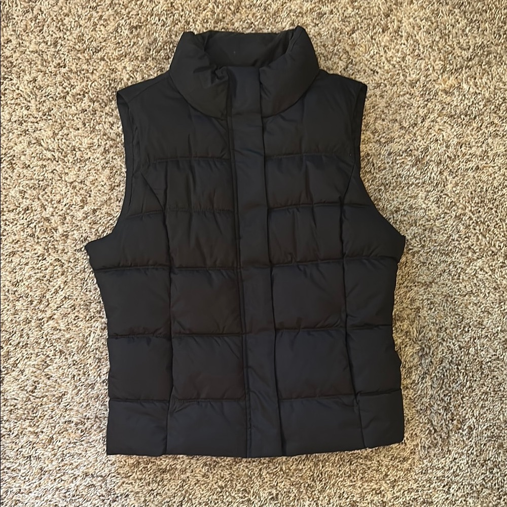 GAP - Black Puffer Vest